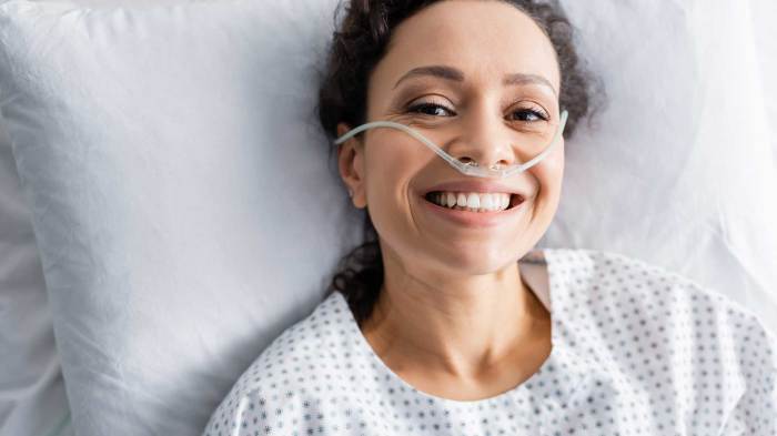 Nasal cannula that secures behind the head