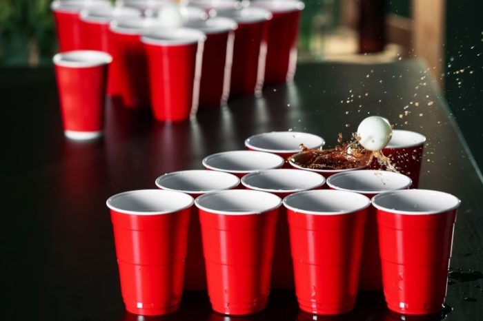 Pong beer cups set balls