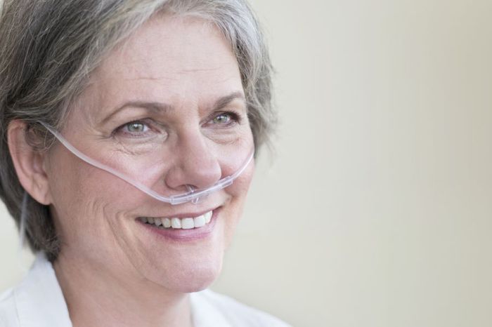 Nasal cannula that secures behind the head